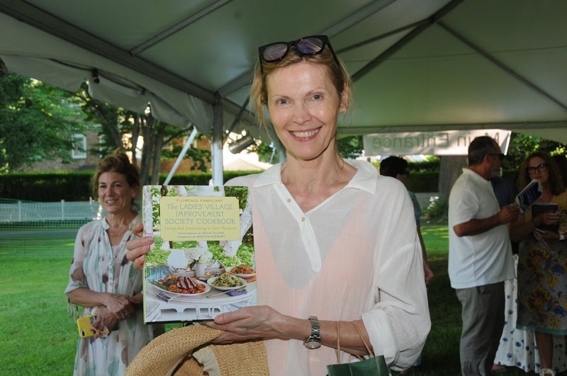 Authors-Night-Attendee-5-©-hamptons-easthampton-authorsnight