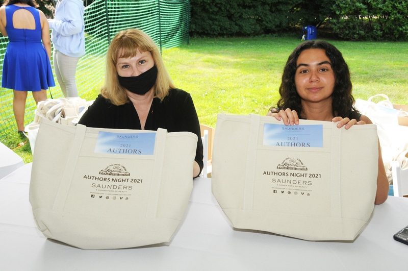Library-staff-with-Saunders-tote-bags-©-hamptons-easthampton-authorsnight