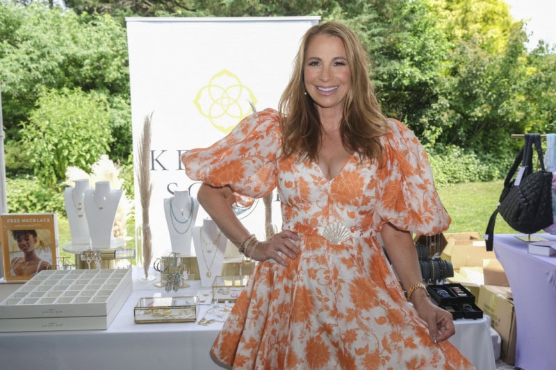 Jill Zarin stops at Kendra Scott
photo by Rob Rich/SocietyAllure.com ©2022 robrich101@gmail.com 516-676-3939
