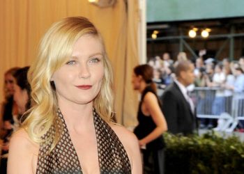Get Kirsten Dunst’s Met Gala Sexy Side-Parted Wavy Down ‘Do