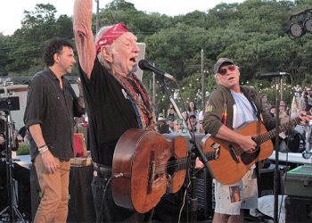 “Modern Family” Star Sofia Vergara And Fiancé Nick Loeb Enjoy Hamptons Nightlife At South Pointe