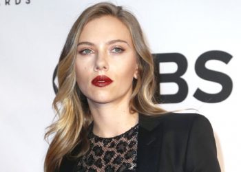 Scarlett Johansson Dines With Beau In The Hamptons
