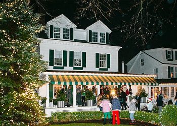 Hamptons Tree Lighting Features Food And Toy Drive
