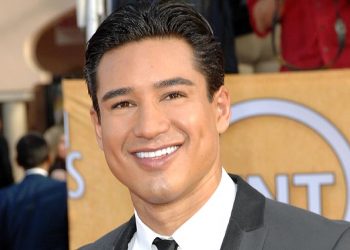 Mario Lopez Serving Breakfast In Bed To One Lucky Mom This Mother’s Day