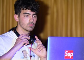 Chatterbox: Model Gigi Hadid Cozies Up To Joe Jonas At Hamptons Hotspot