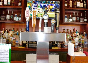 Former Hamptons Watering Hole Of Jackson Pollock And Willem de Kooning Opens As New Eatery