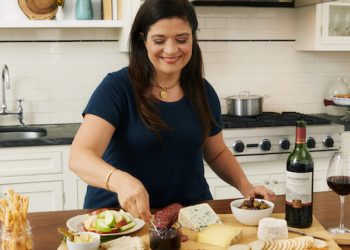 DIY Holiday Gift: Chef Alex Guarnaschelli’s Woodbridge Spiced Sauvignon Preserve