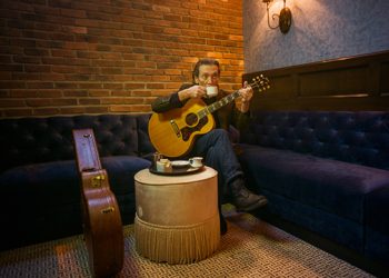 INTERVIEW: Musician GE Smith On The Hamptons “Portraits” Series And More