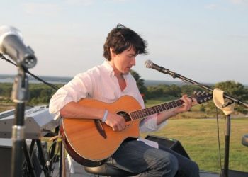 Robert K. Futterman Hosts Hamptons Benefit For Southampton Youth Services