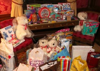 Martin And Jean Shafiroff Host Thanksgiving Cocktails And Toy Drive For New York City Mission Society