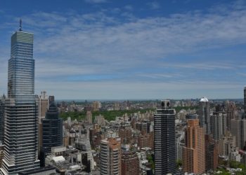 Samuel Waxman Cancer Research Foundation Showcases Oscar de la Renta Collection During Luncheon