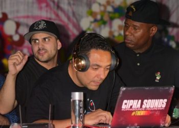 Drew Barrymore, Kiefer Sutherland, Sarah Jessica Parker, And Ethan Hawke Spend The Holiday Weekend In The Hamptons