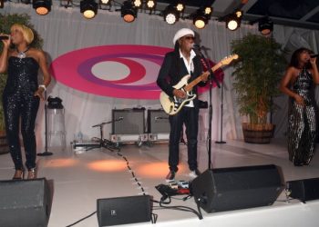 Gwyneth Paltrow Helps Raise $1.75 Million For BCRF During Hamptons Paddle & Party For Pink