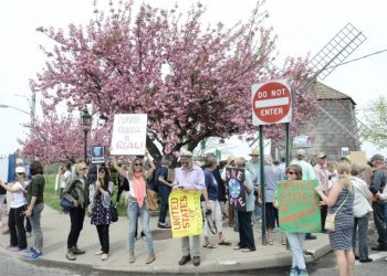 Hundreds, Including Christie Brinkley, Support Sag Harbor People’s Climate March Sister March