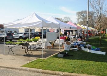 East Hampton Farmers Market Welcomes Shoppers