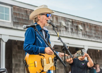SARAH CONWAY / LONE SHARKS (7/26/22) Live at Main Beach, East Hampton