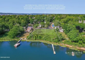 Waterfront Wonderland: Sag Harbor Holiday Tour from 37 Glover Street