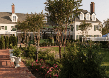 An Overnight Stay at Canoe Place Inn