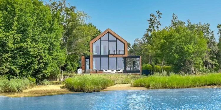 Naiztat + Ham Architects: Redefining Luxury Living at 142 Towd Point Road