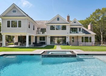 Expansive East Hampton Estate With Heated Pool & Pool House