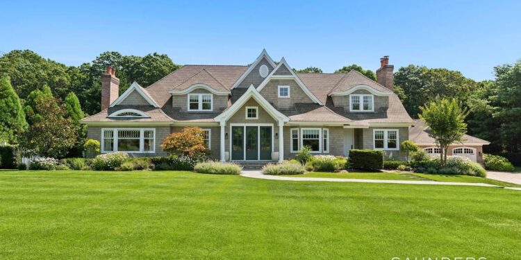 Hamptons Real Estate Market Data – Week of 10/21/2025