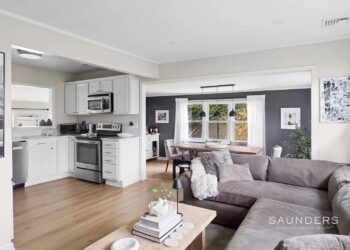 Renovated Hamptons Coastal Retreat In Shinnecock Shores