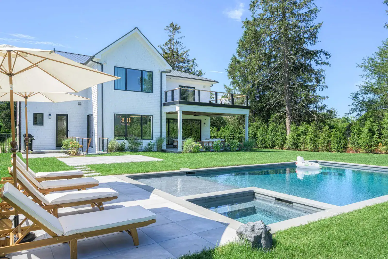 Over the past week there were 32 Listings that went into contract from Westhampton to Montauk.




Compared to this same week last year (2025), there were 28 Listings that went into contract.

Which is a year over year INCREASE of 14%.




This same week in 2024, there were 27 Listings that went into contract.

Compared to this past week, there was an INCREASE of 19%.