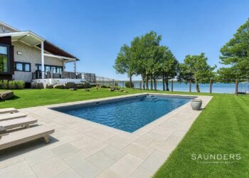 Luxurious Waterfront Retreat in East Hampton