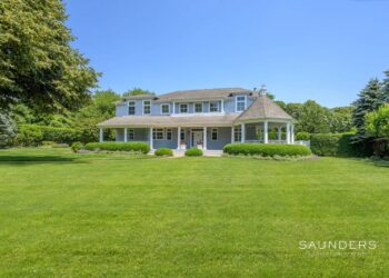 Elegant in Water Mill With Gunite Pool